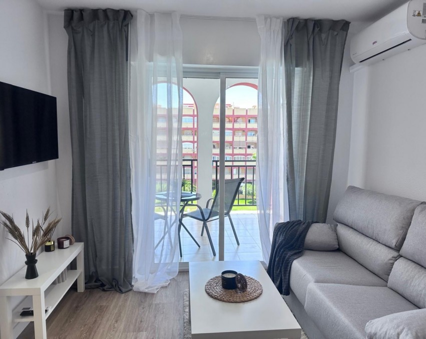 Nowoczesny apartament na 5 piętrze z widokiem na basen w Torrevieja, La Mata